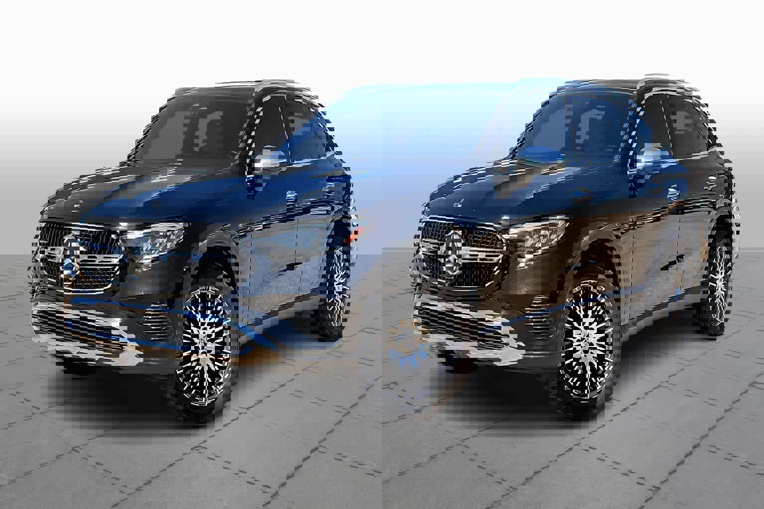 Used 2025 Mercedes-Benz GLC 300 4MATIC image 3