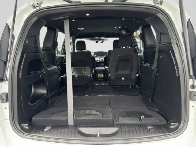 Used 2024 Chrysler Pacifica Touring FWD image 30