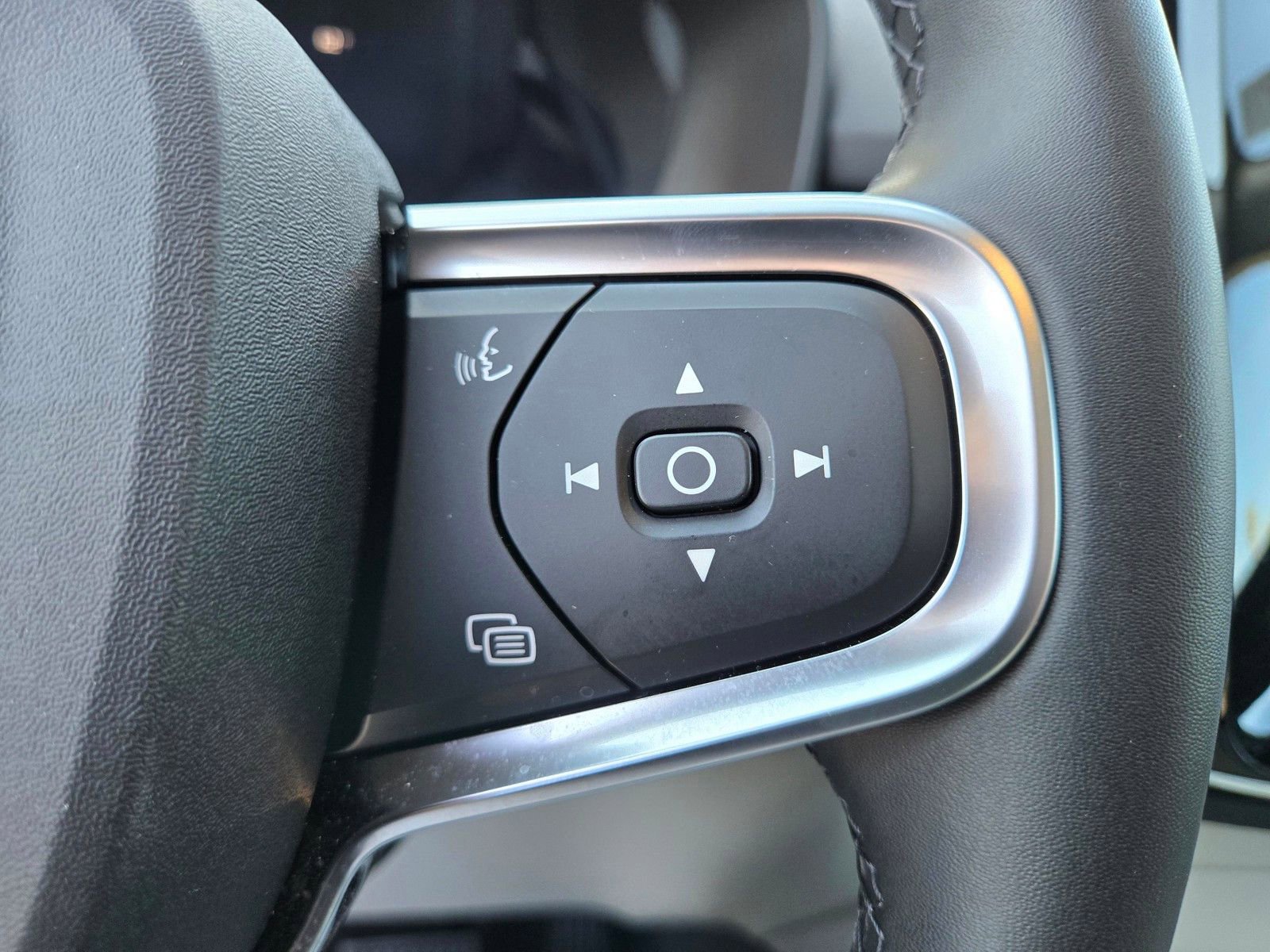 Certified 2025 Volvo XC40 B5 Plus image 27