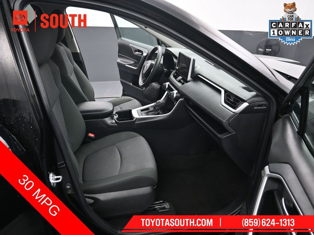 Used 2025 Toyota RAV4 XLE FWD image 30