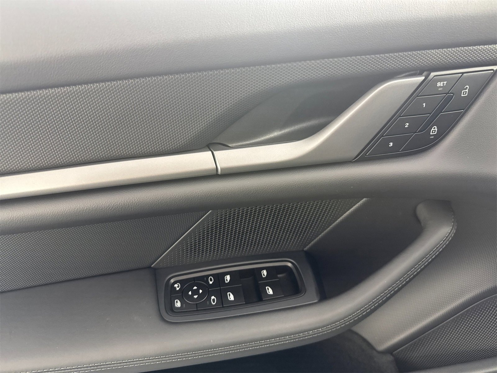 Used 2025 Porsche Taycan image 12