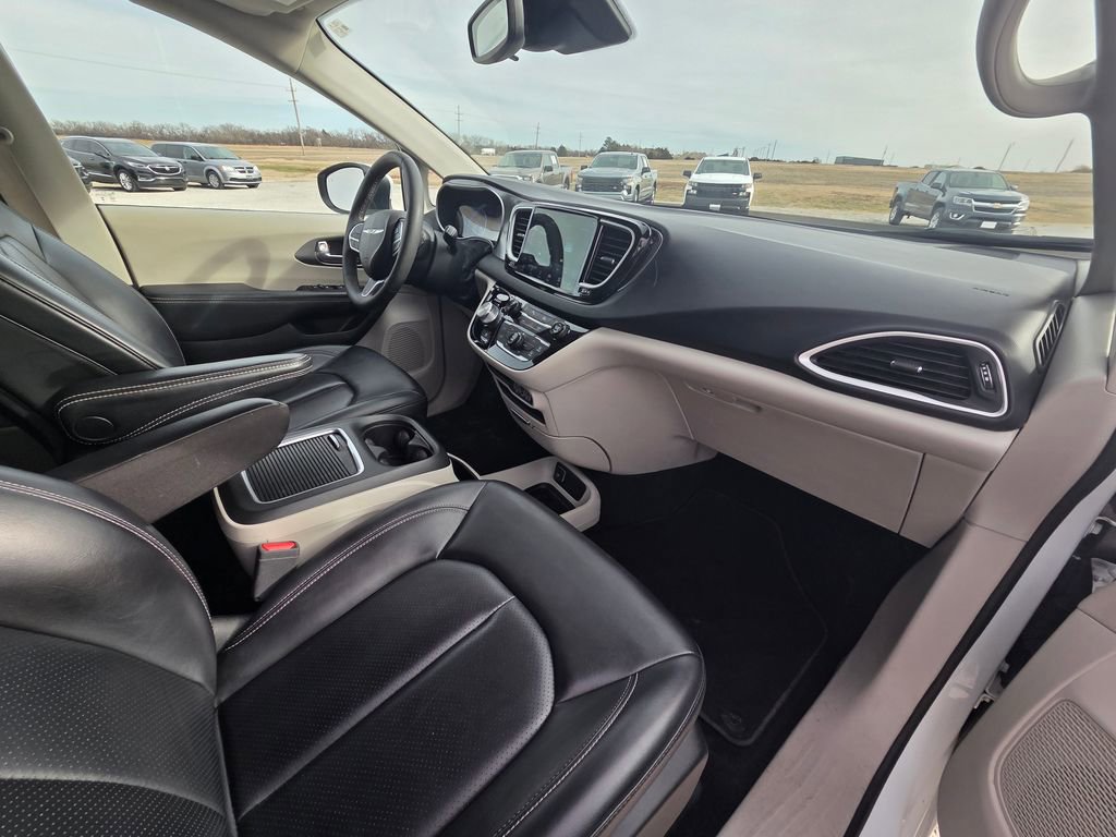 Used 2023 Chrysler Pacifica Touring-L image 31