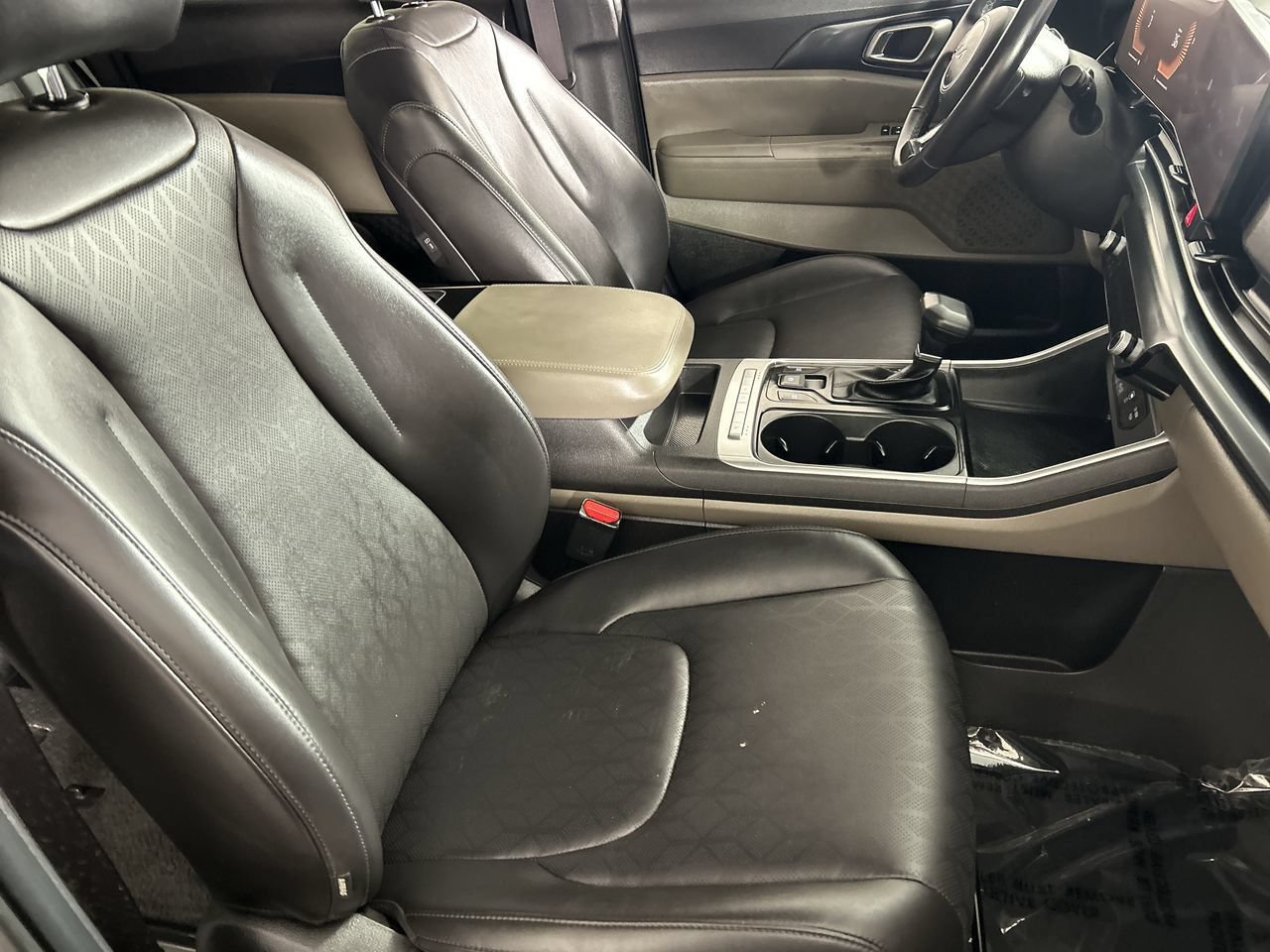 Used 2025 Kia Carnival FWD image 26