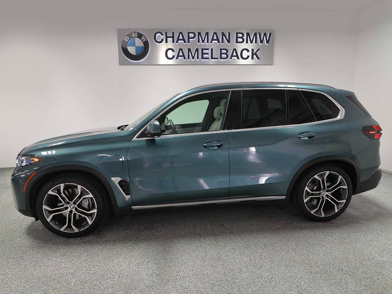 Used 2025 BMW X5 xDrive50e AWD/4WD image 3