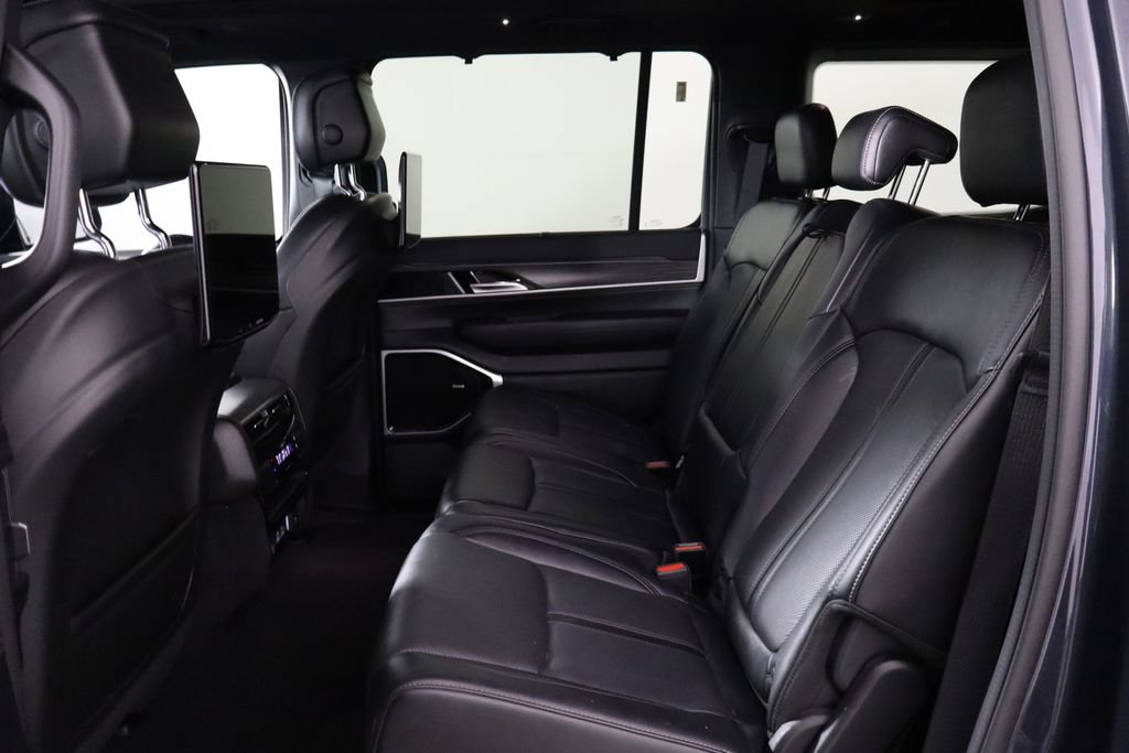 Used 2023 Jeep Wagoneer Series III w/ Premium Group I AWD/4WD image 8