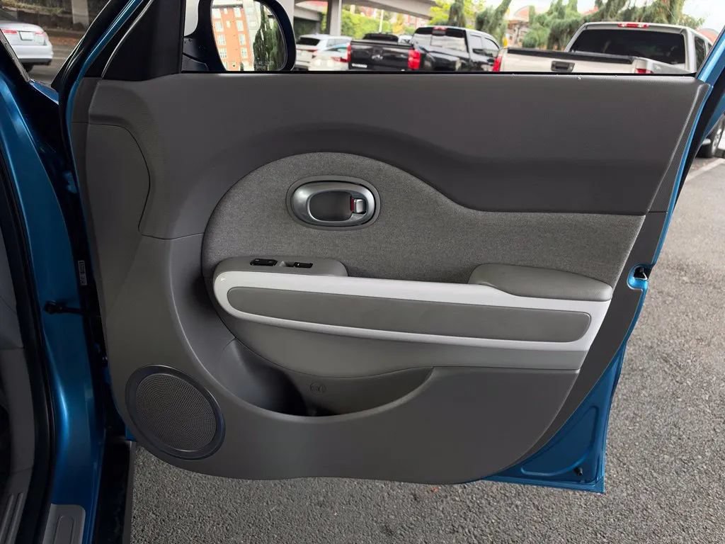 Used 2016 Kia Soul EV FWD image 48