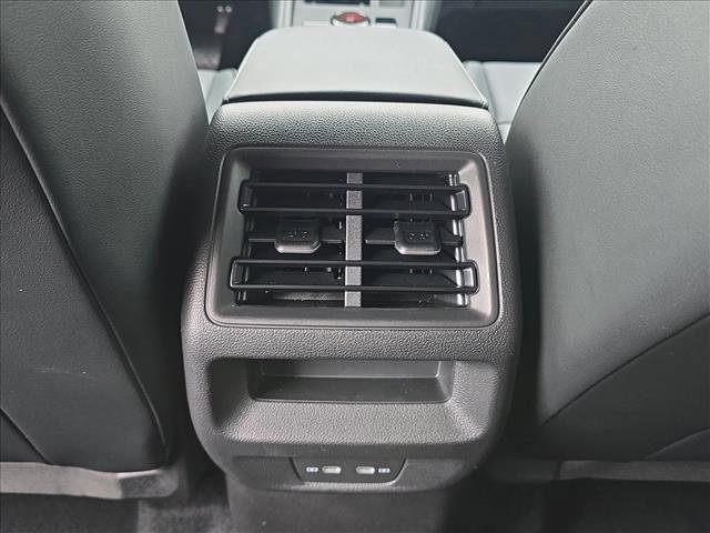 Certified 2025 Volkswagen Tiguan SE image 18