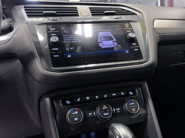 Certified 2021 Volkswagen Tiguan SE R-Line FWD image 24