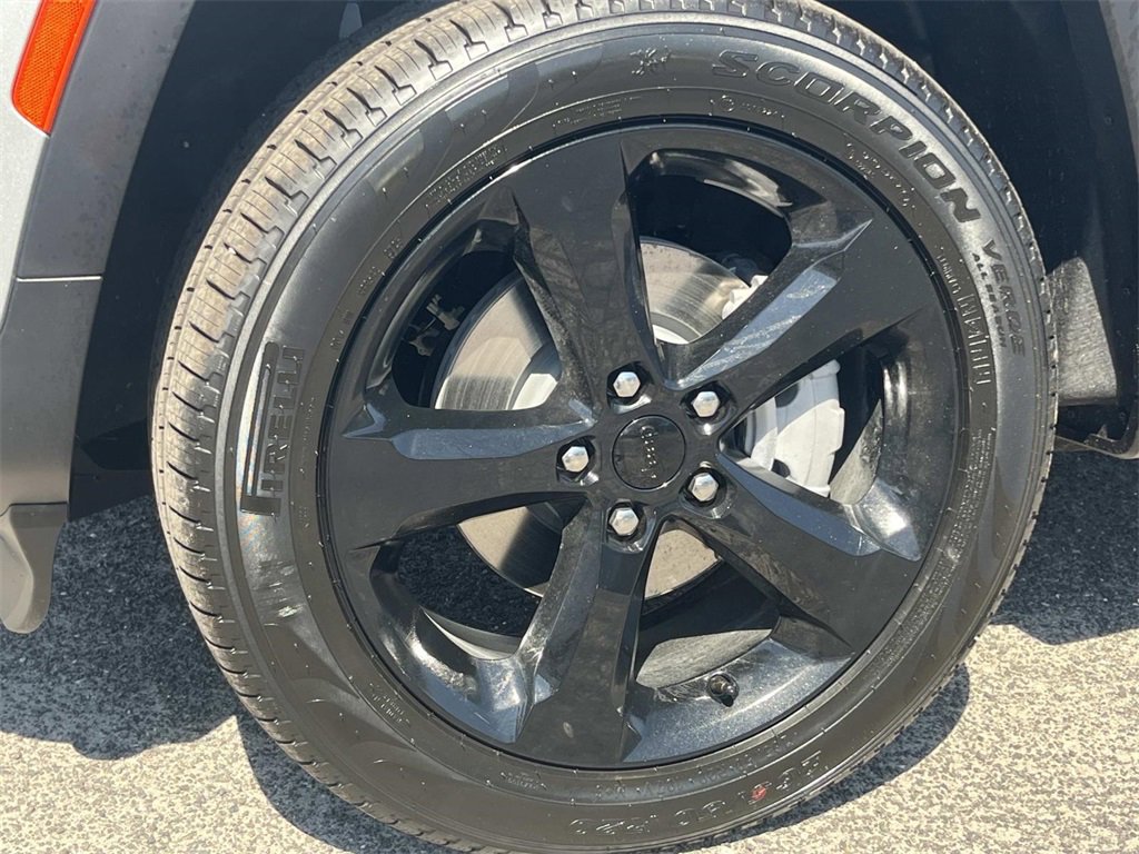 New 2025 Jeep Grand Cherokee Limited w/ Black Appearance Package image 9