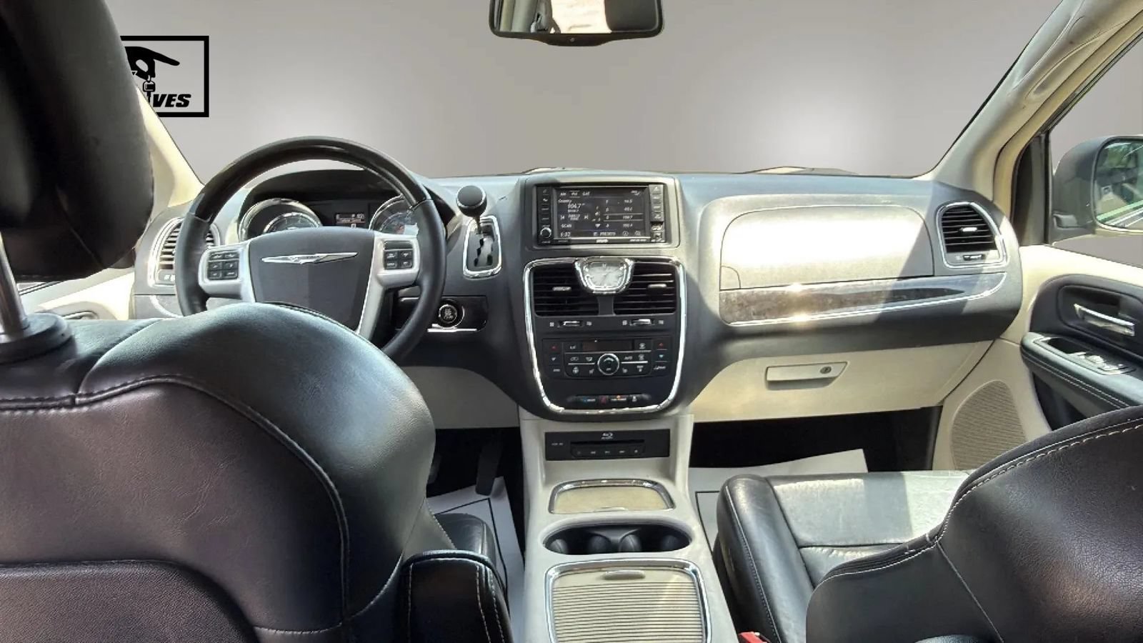 Used 2016 Chrysler Town & Country Limited Platinum FWD image 10