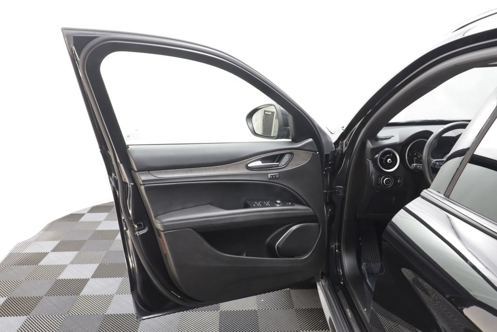 Used 2023 Alfa Romeo Stelvio Ti AWD/4WD image 5