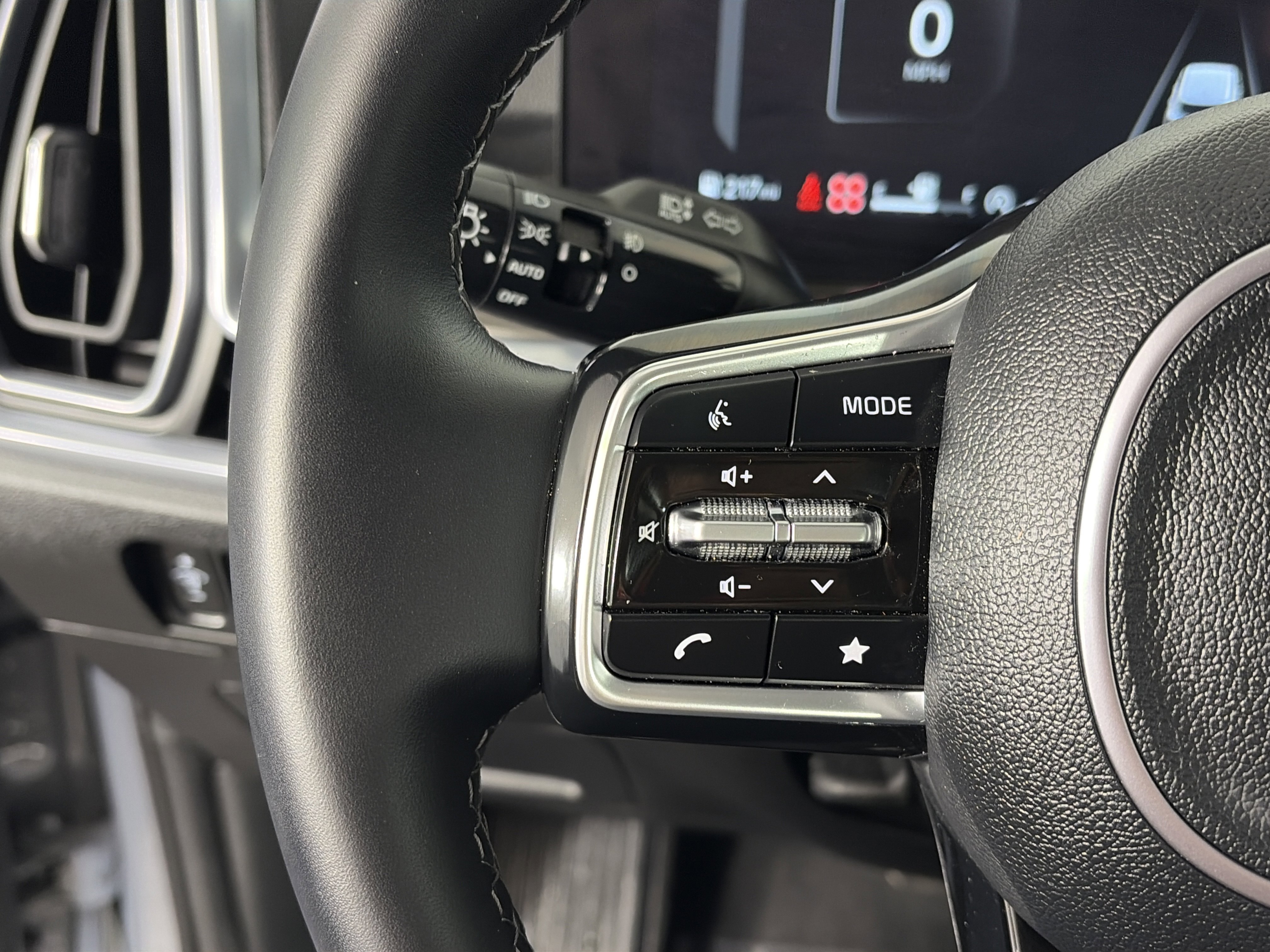 Certified 2025 Kia Sorento SX image 28