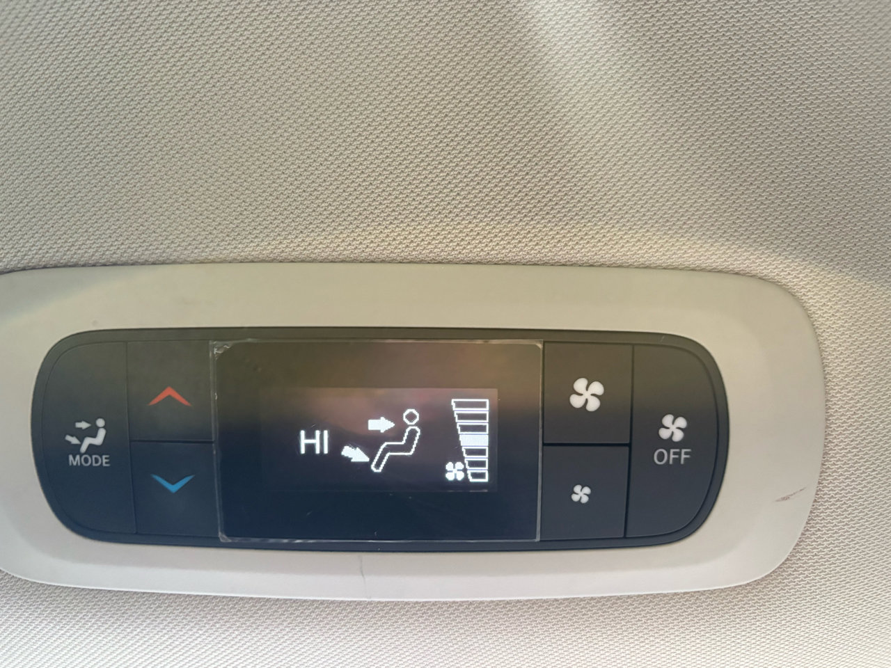 Used 2022 Chrysler Voyager LX image 28