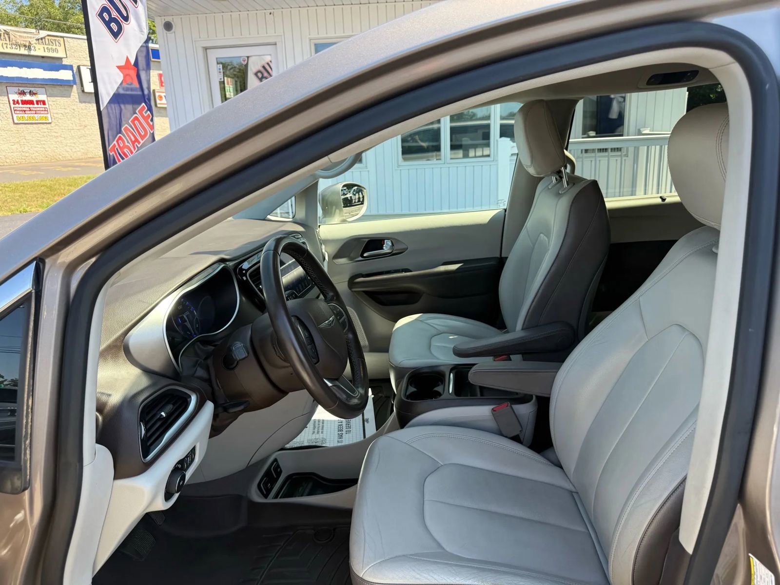 Used 2017 Chrysler Pacifica Touring-L image 14