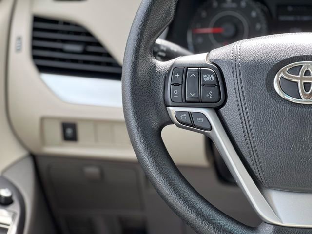 Used 2017 Toyota Sienna L FWD image 35