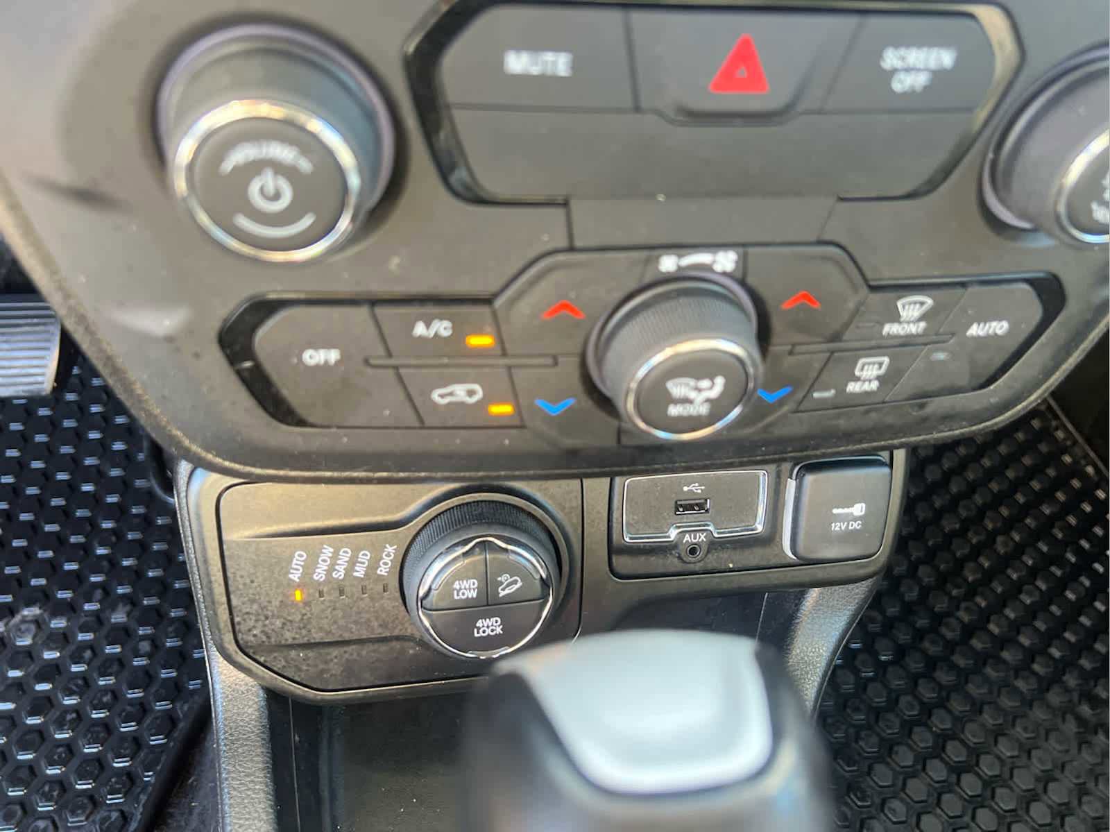 Used 2018 Jeep Renegade Trailhawk w/ UConnect 8.4 Nav Group image 22