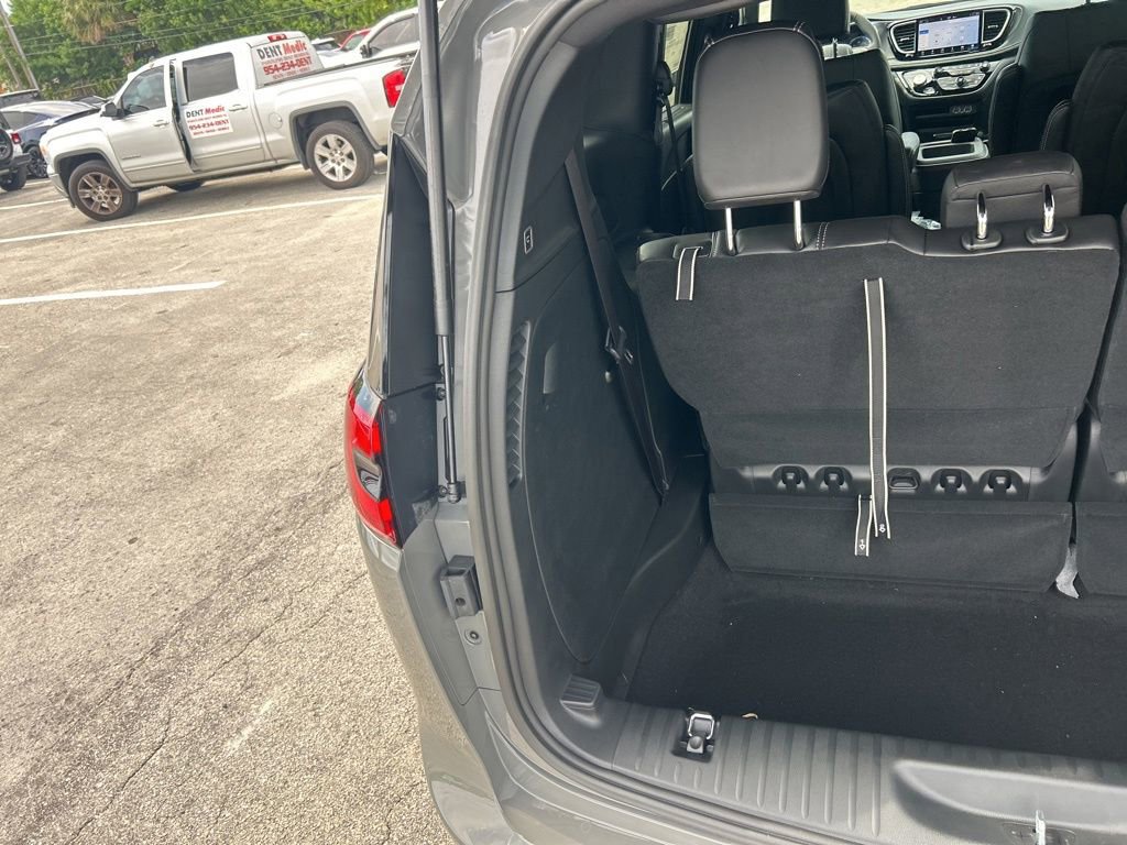 New 2025 Chrysler Pacifica Select image 30