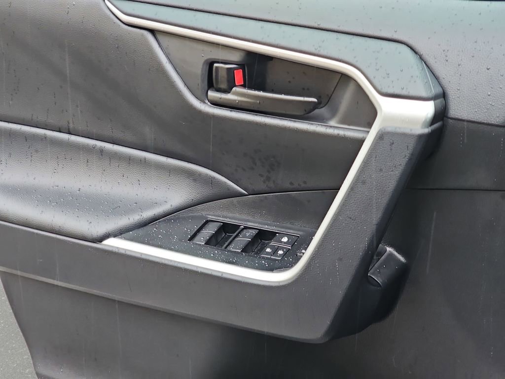 Used 2025 Toyota RAV4 LE image 31