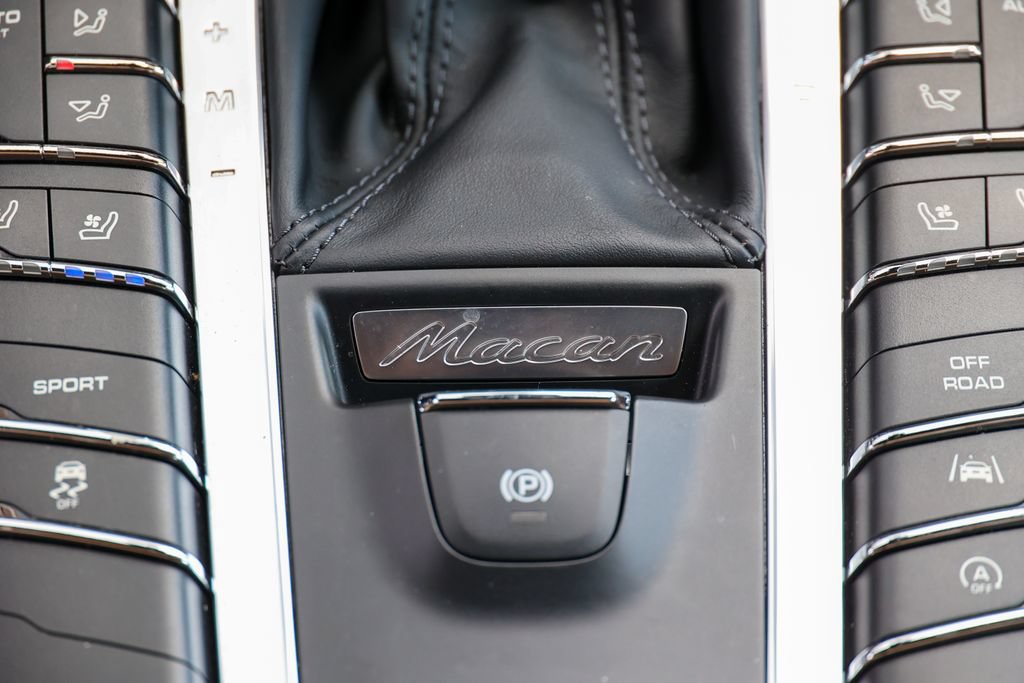Certified 2017 Porsche Macan AWD/4WD image 32
