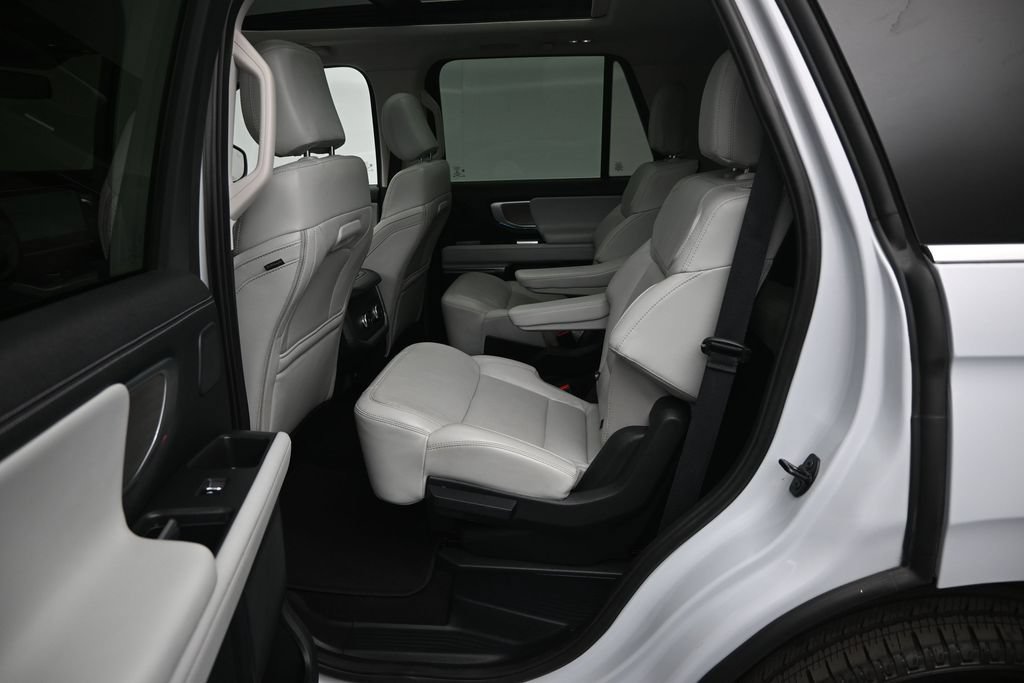 Used 2025 Ford Expedition Platinum w/ Driver's Package AWD/4WD image 21