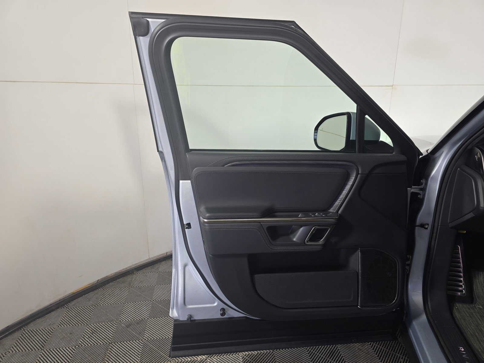 Used 2023 Rivian R1S Adventure AWD/4WD image 16