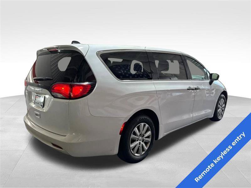 Used 2021 Chrysler Voyager L FWD image 5