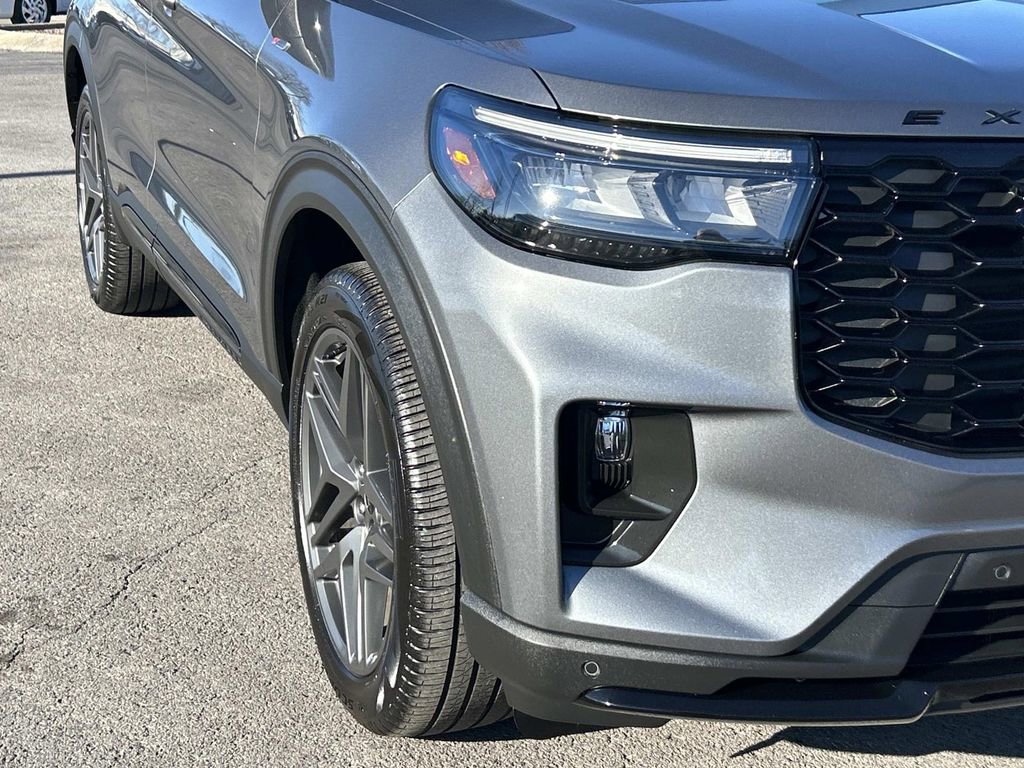 Used 2025 Ford Explorer ST-Line w/ ST-Line Street Pack image 11