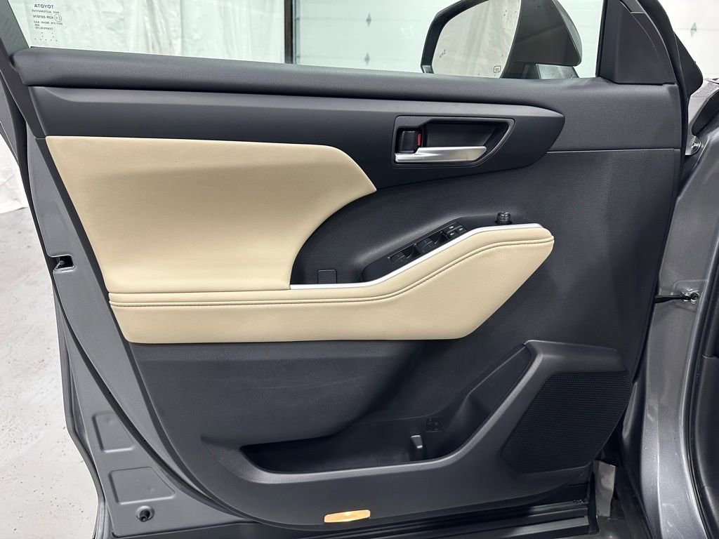 Used 2025 Toyota Highlander XLE image 8