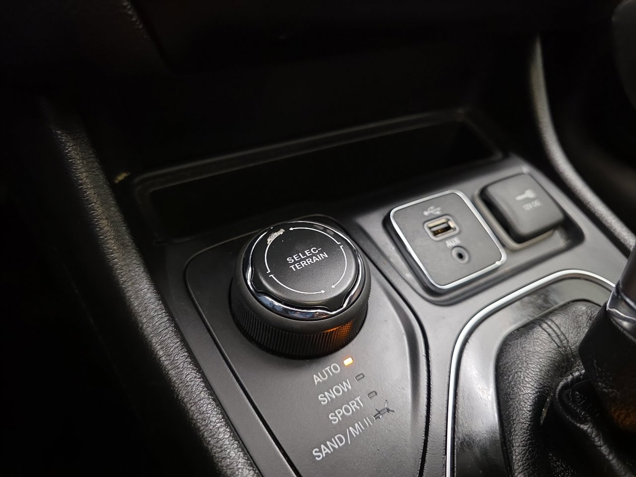 Used 2019 Jeep Cherokee Overland w/ Technology Group image 59