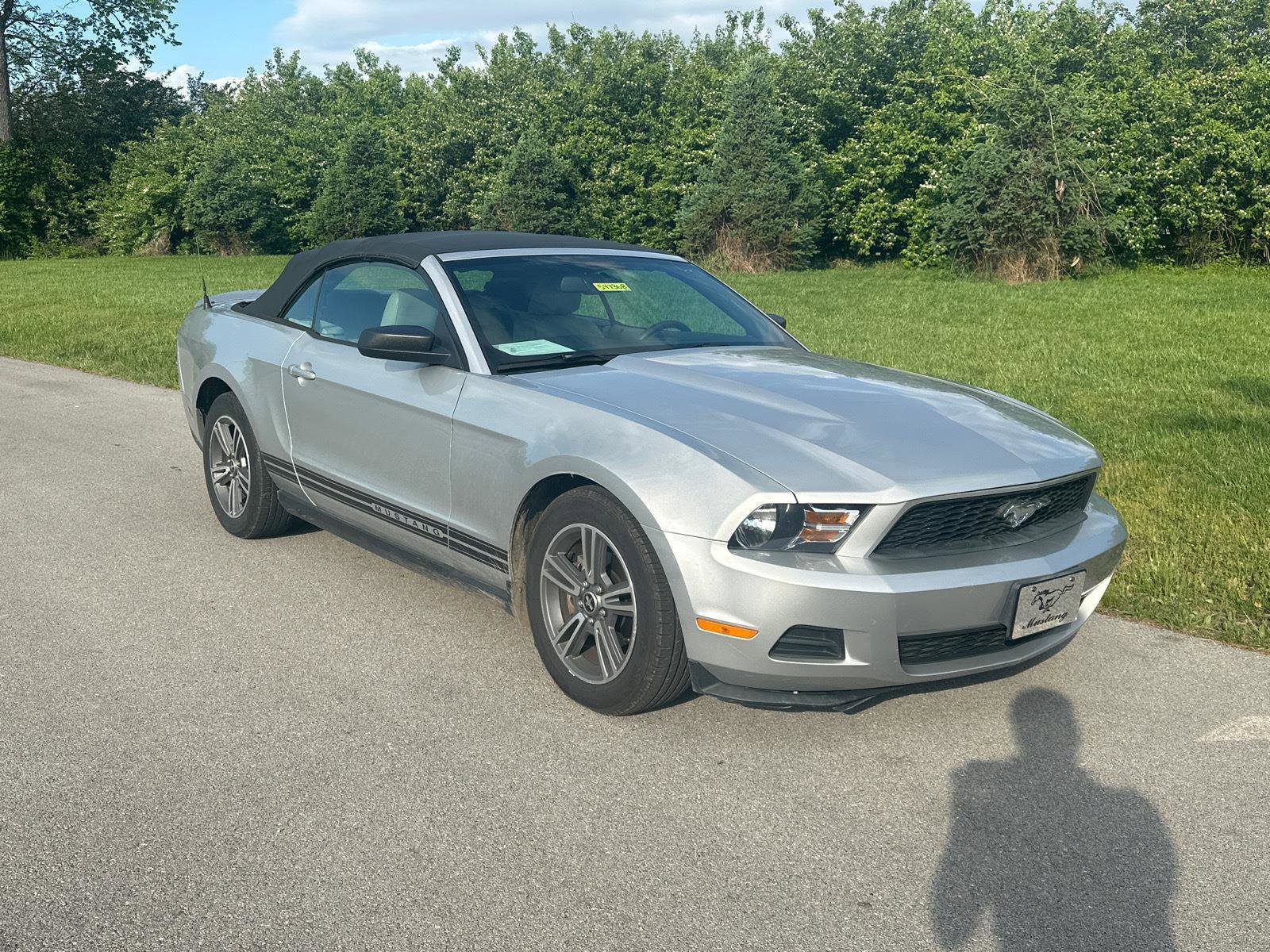 Used 2010 Ford Mustang Premium RWD image 2