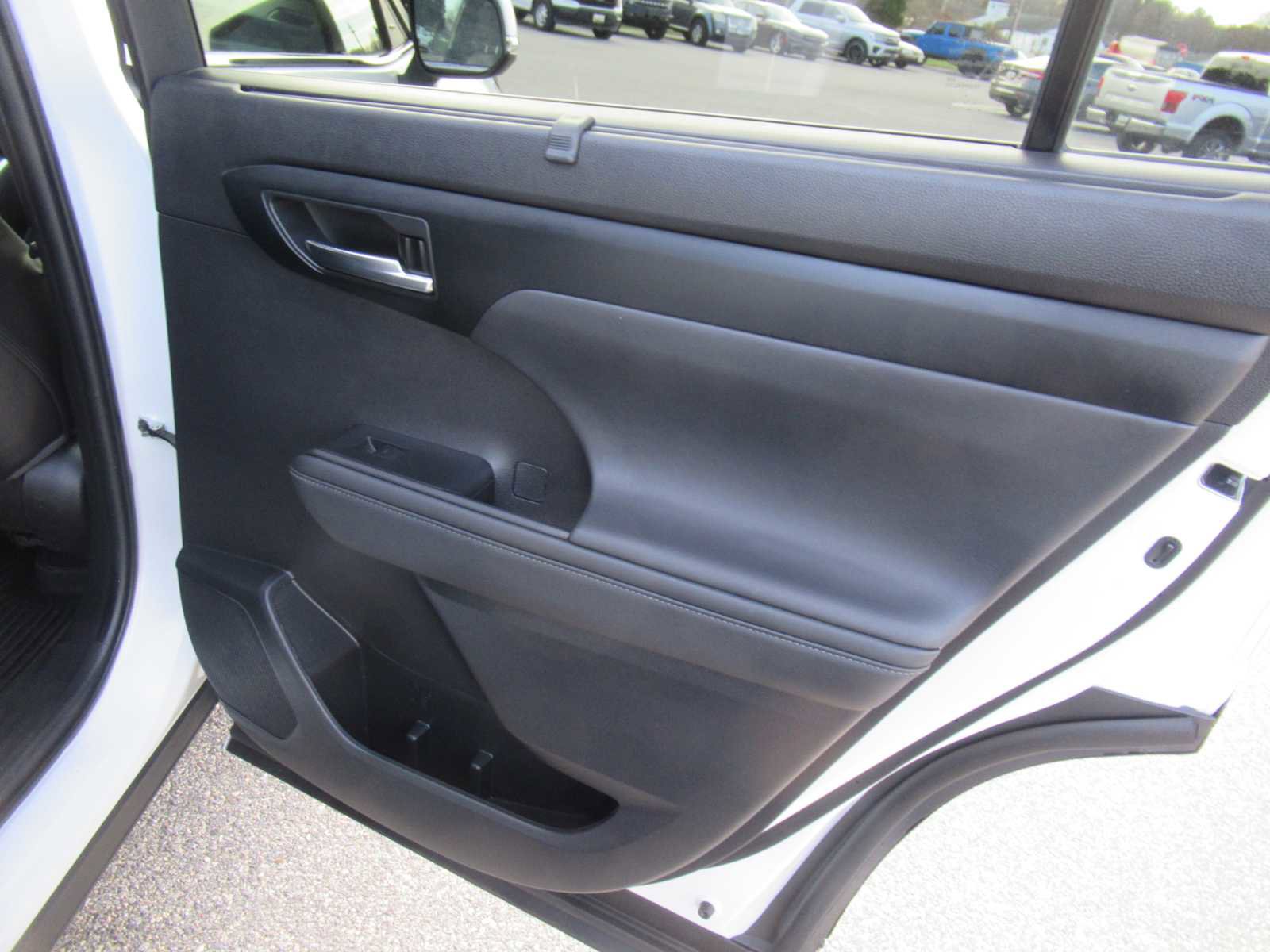 Used 2022 Toyota Highlander XLE image 25