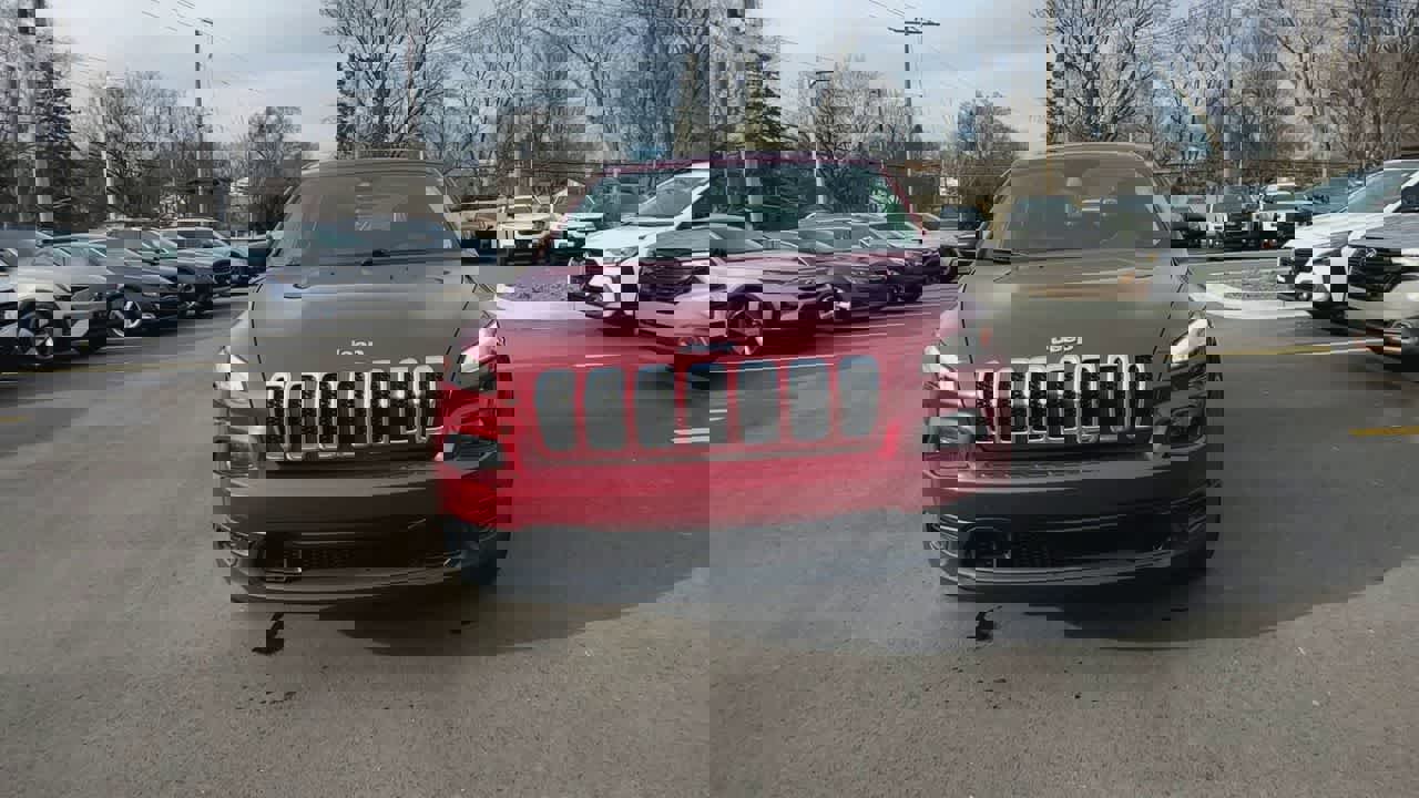 Used 2017 Jeep Cherokee Sport image 3