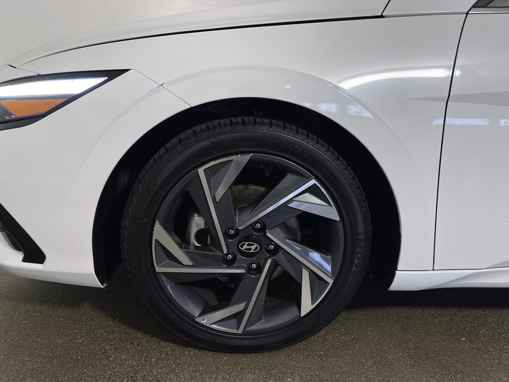 Certified 2025 Hyundai Elantra SEL FWD image 11