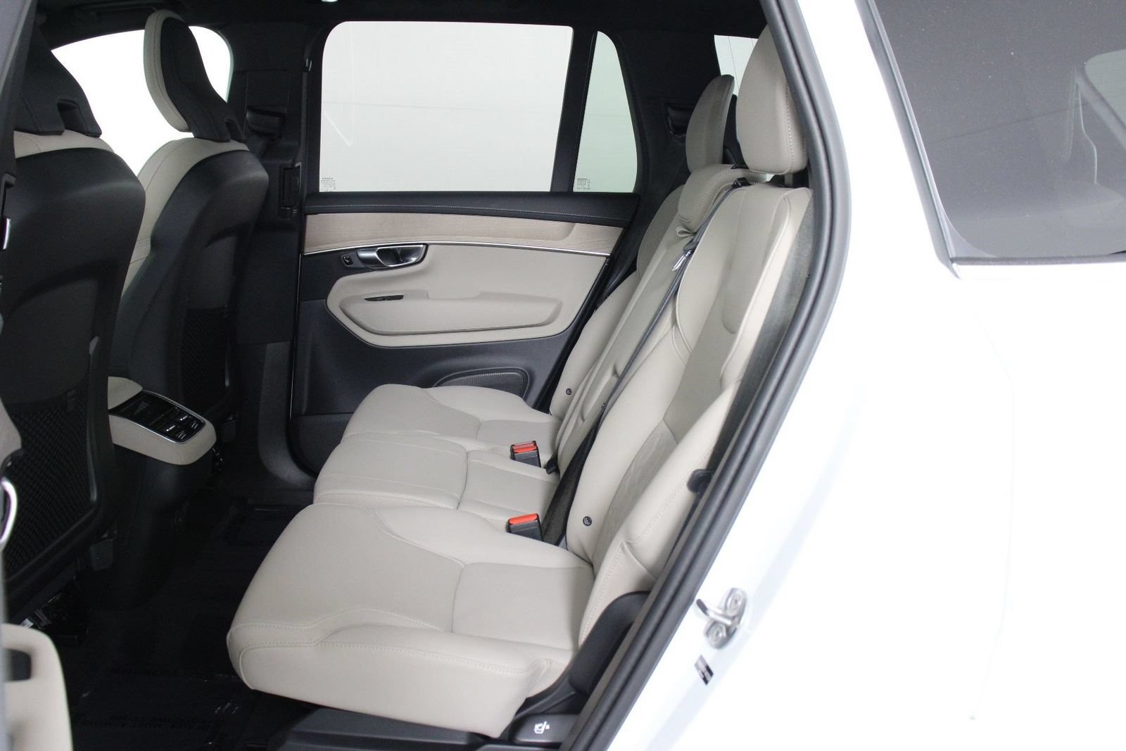 Certified 2026 Volvo XC90 B6 Plus AWD/4WD image 32