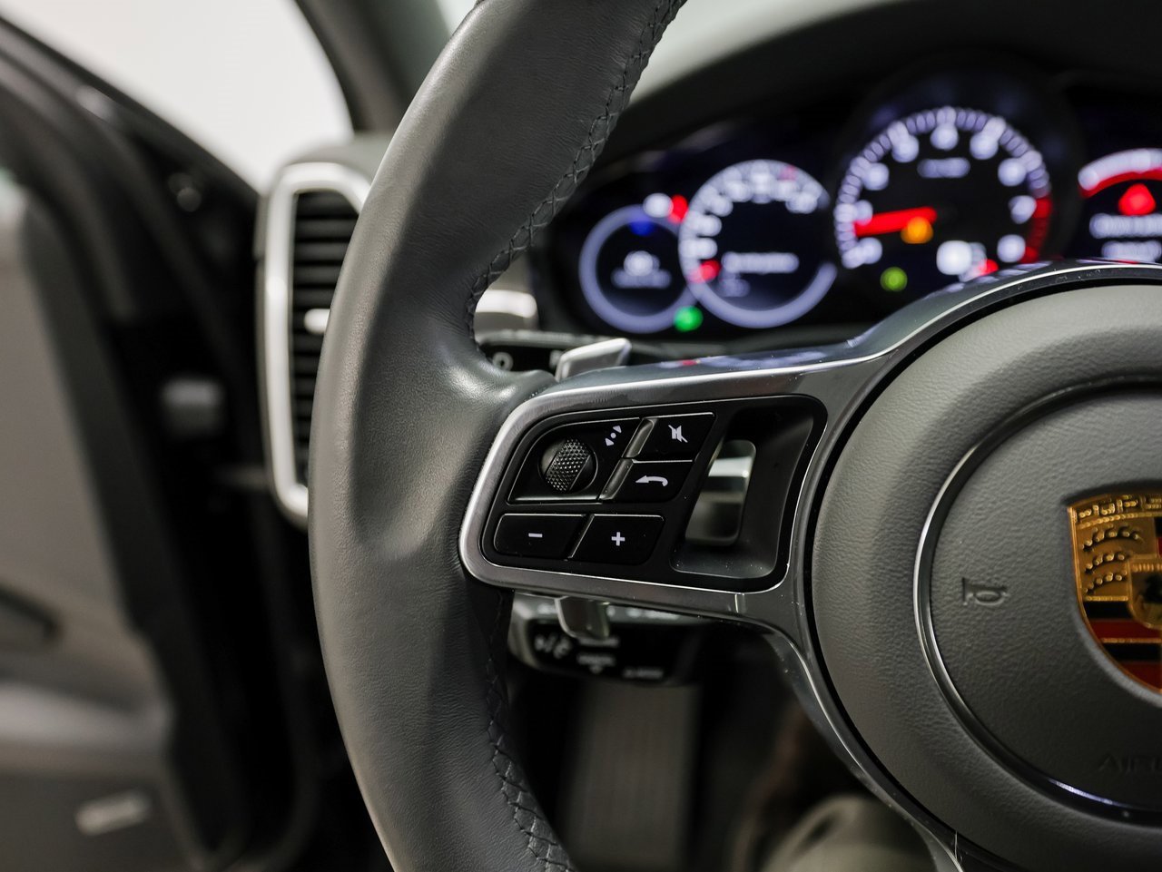 Certified 2023 Porsche Cayenne Platinum Edition image 17