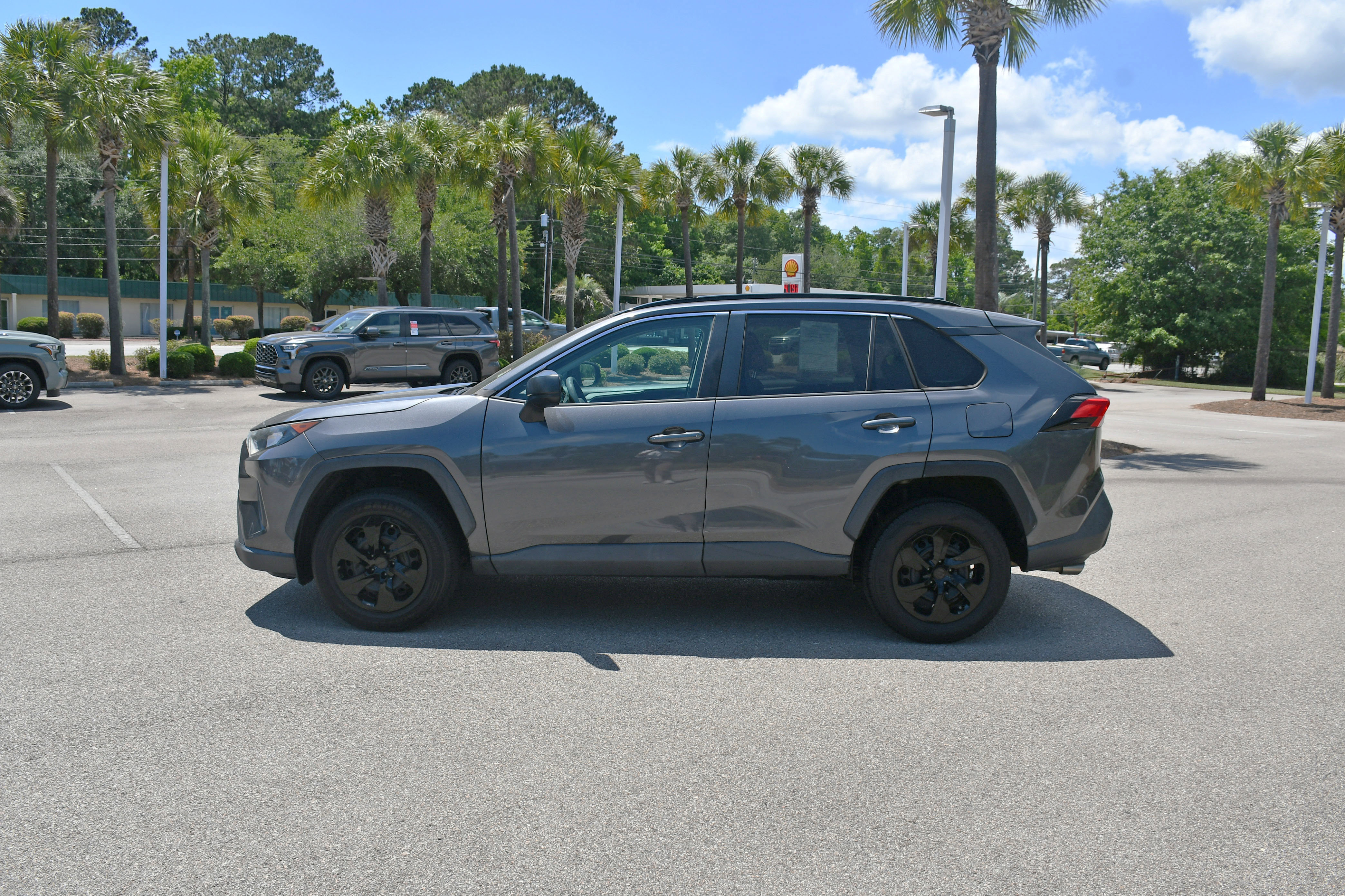 Used 2019 Toyota RAV4 LE FWD image 5