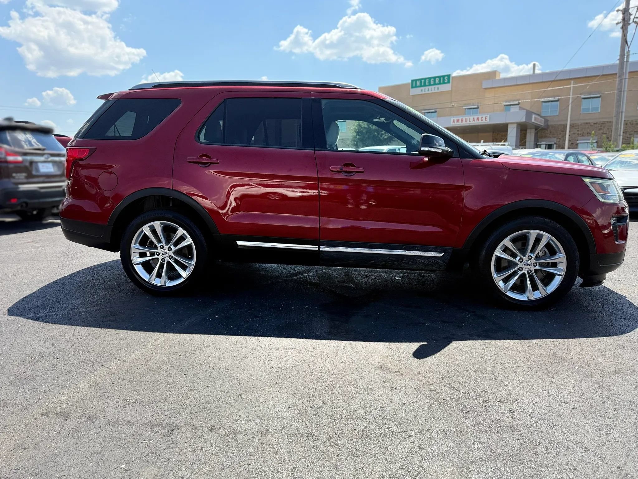 Used 2018 Ford Explorer XLT w/ Equipment Group 202A FWD image 2