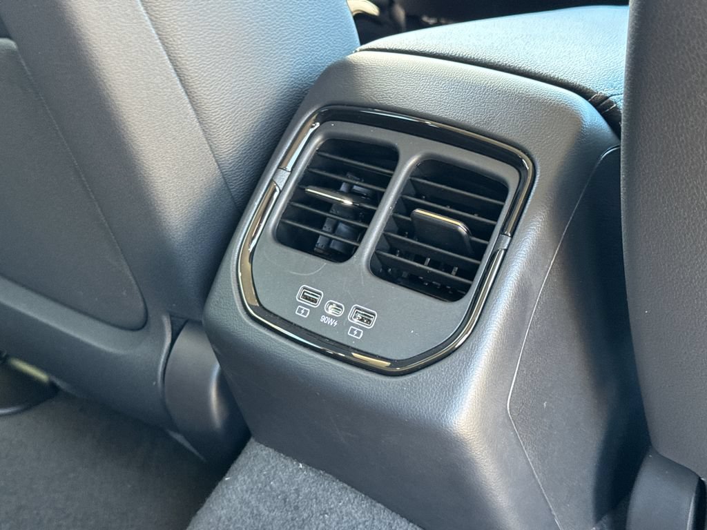 New 2027 VinFast VF 8 Eco AWD/4WD image 18