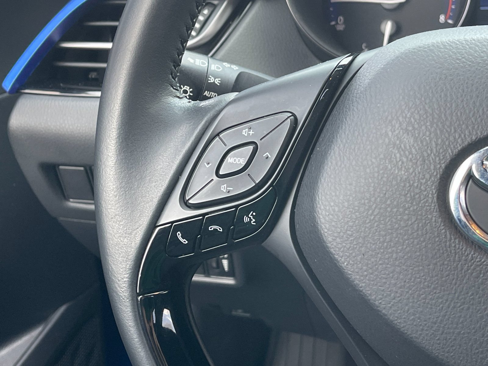 Used 2022 Toyota C-HR XLE FWD image 26
