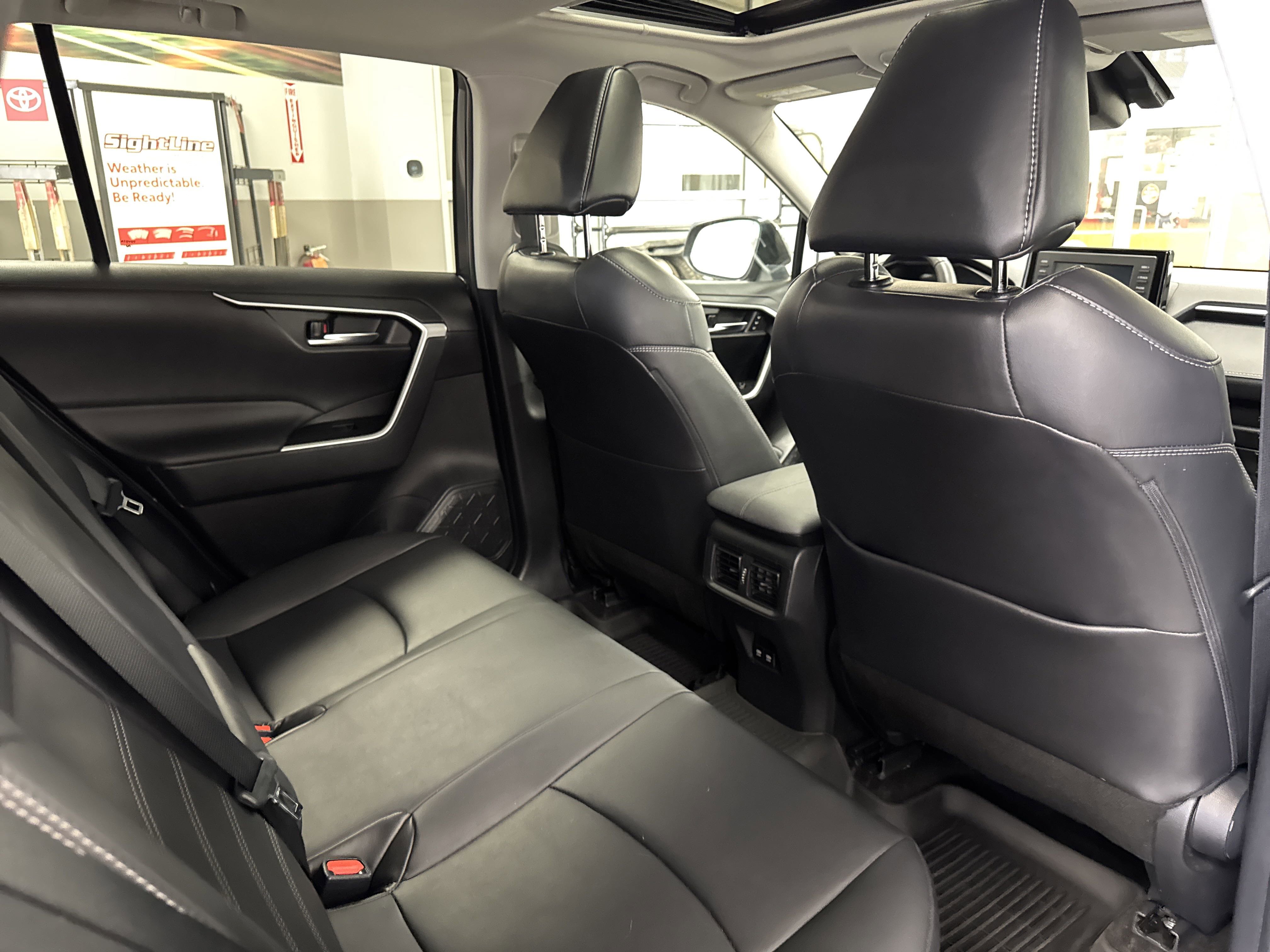 Used 2021 Toyota RAV4 XLE Premium image 31