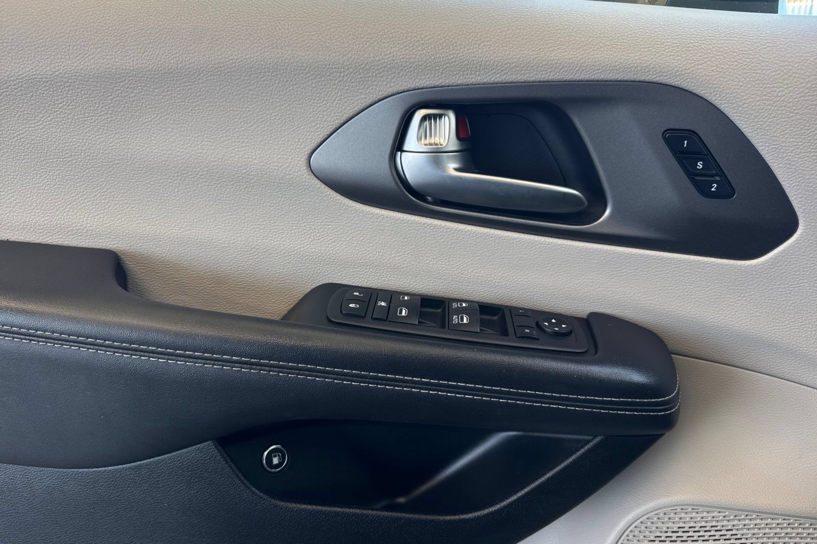 Used 2023 Chrysler Pacifica Touring-L FWD image 11