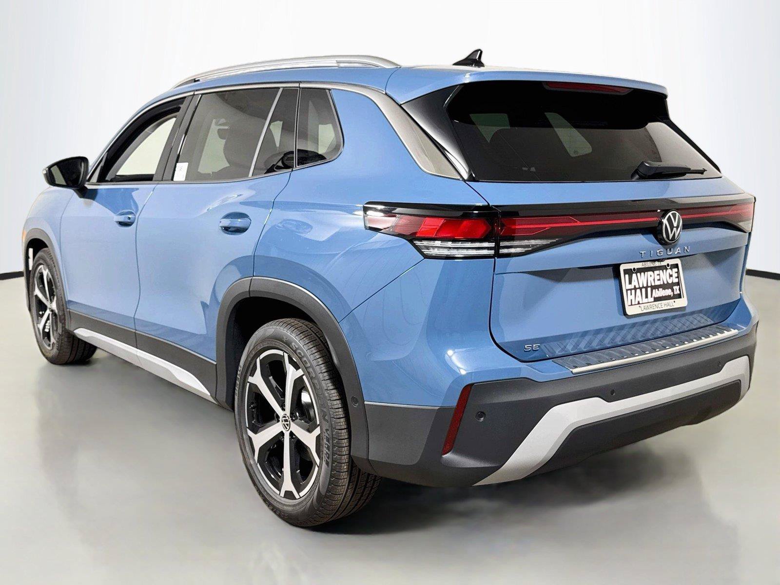 New 2026 Volkswagen Tiguan SE FWD image 3