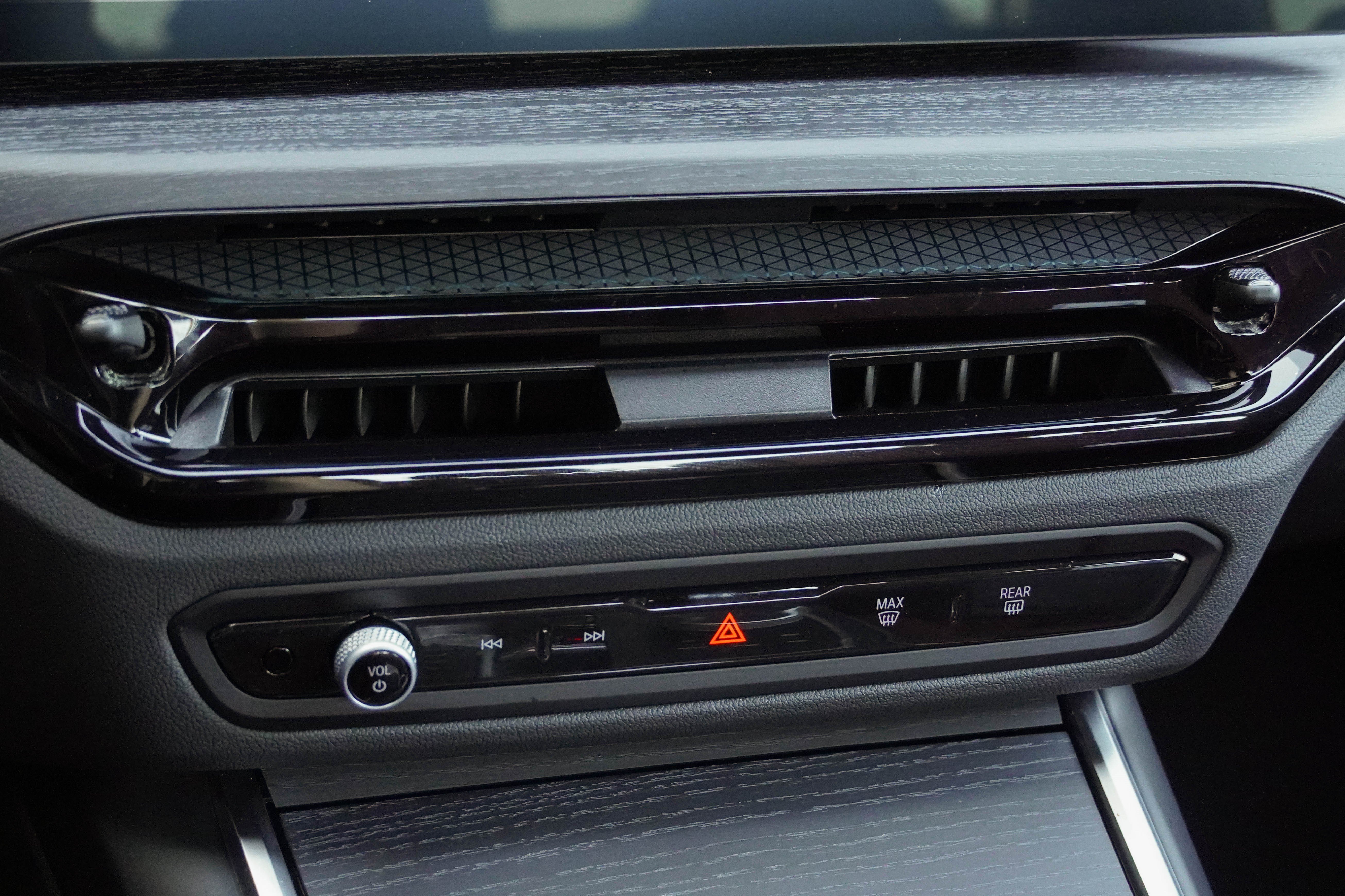 Certified 2025 BMW 330i Sedan RWD image 24