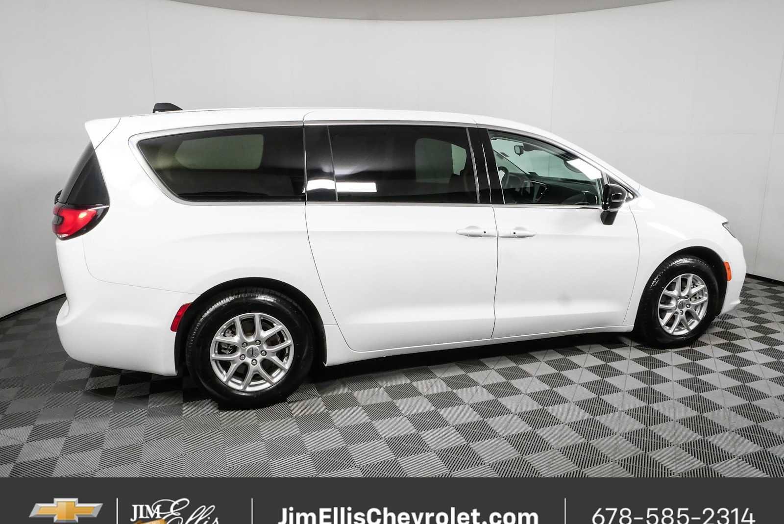 Used 2024 Chrysler Pacifica Touring-L FWD image 2