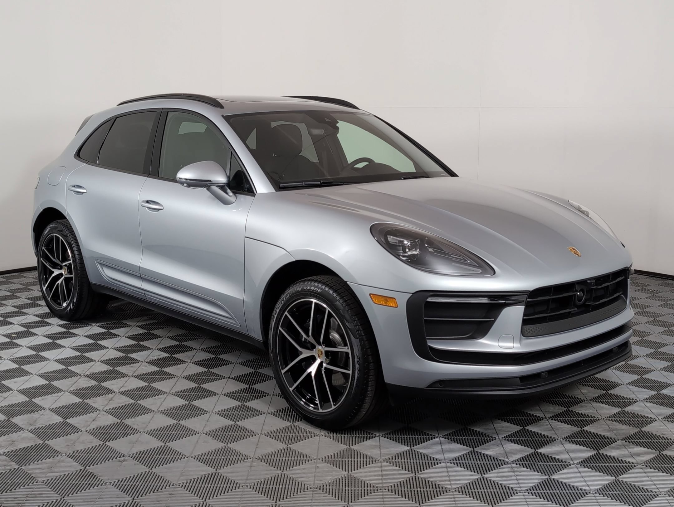Certified 2025 Porsche Macan AWD/4WD image 10