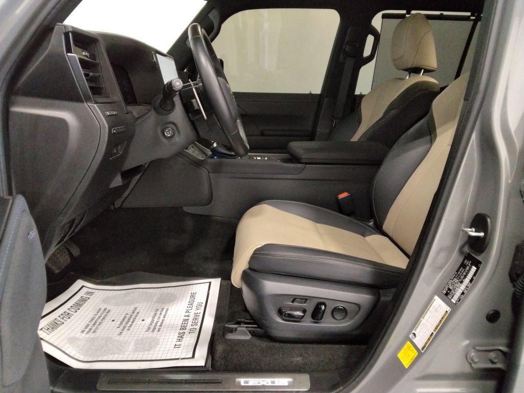 Used 2024 Lexus GX 550 image 32