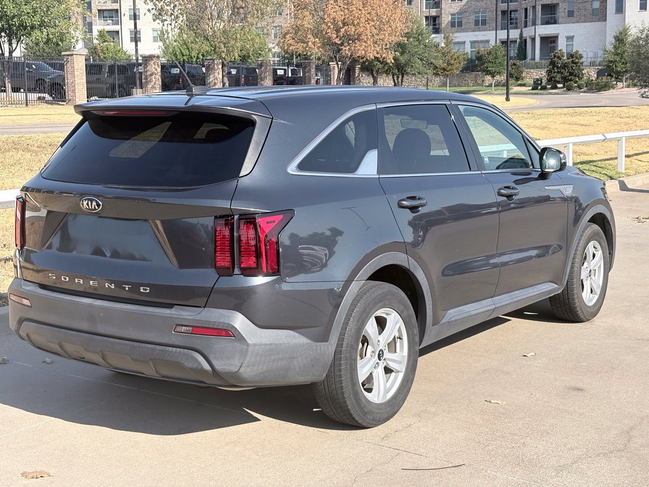 Used 2021 Kia Sorento LX FWD image 4