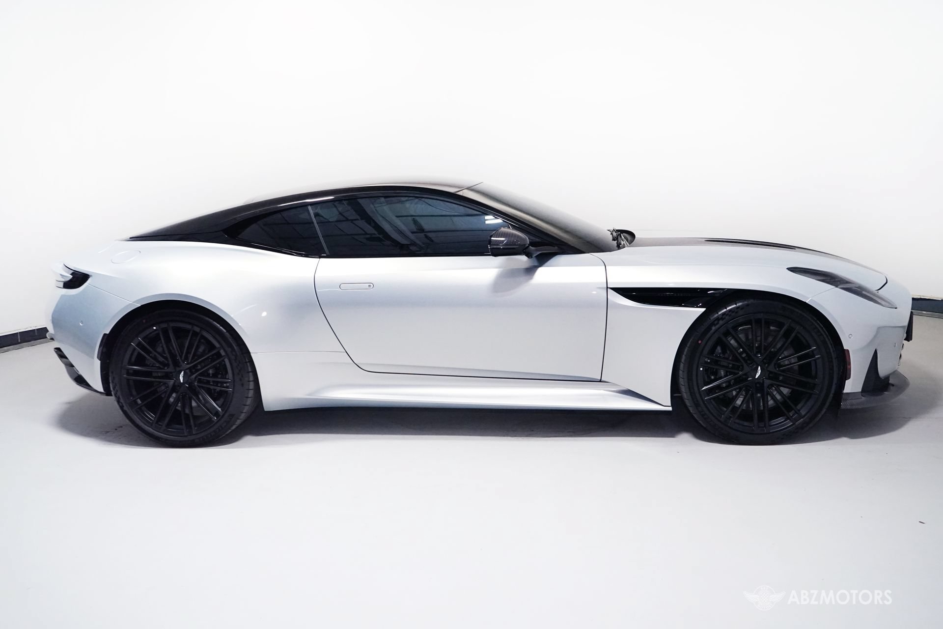 Used 2025 Aston Martin DB12 Coupe RWD image 4
