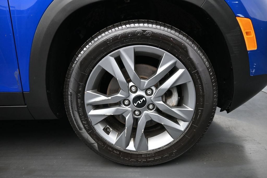 Used 2023 Kia Seltos LX AWD/4WD image 2