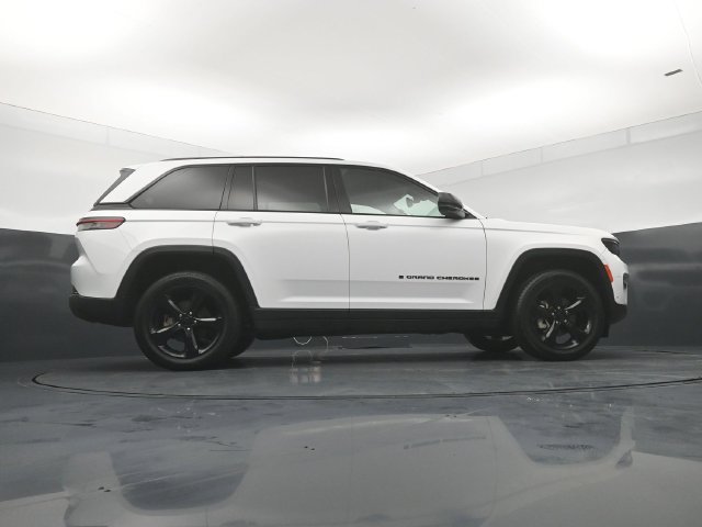 Used 2023 Jeep Grand Cherokee Limited w/ Luxury Tech Group II AWD/4WD image 24